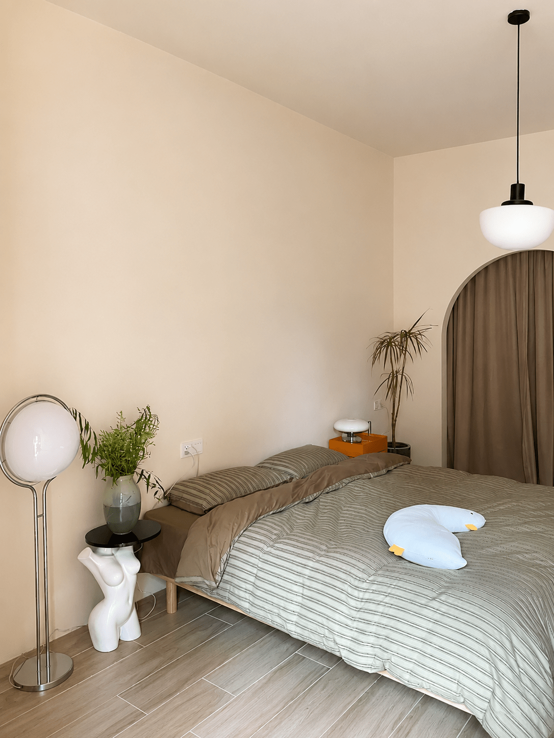 Callan | Bauhaus Acrylic Globe Floor Lamp - Luma House